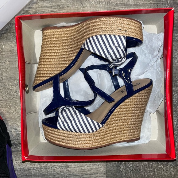 Guess - Picture 1 of 2